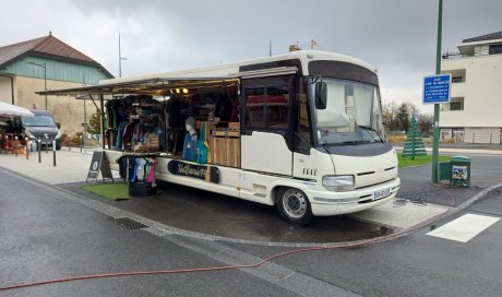 Hot Savoie 74 et son Mob'Shop sur le marché Hebdomadaire à Saint-Jorioz.