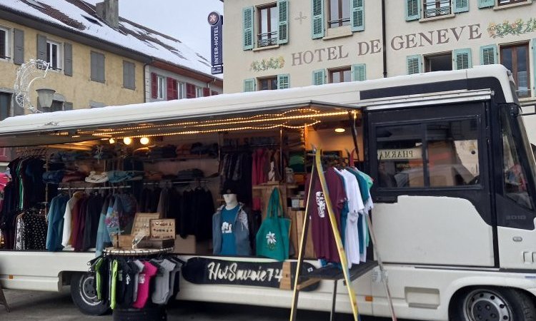 Hot Savoie 74 et son Mob'Shop sur le Marché Hebdomadaire à Faverges